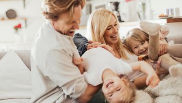 Familia bat bi haurrekin ondo pasatzen