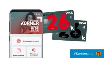Muntaia bat Kutxabanken Visa 26 txartelarekin eta mugikor bat Kutxabank Kornerrekin