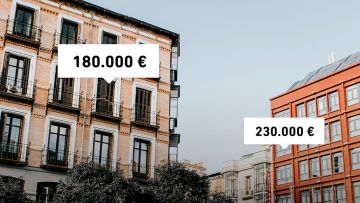 Fachadas de dos edificios con carteles con sus precios