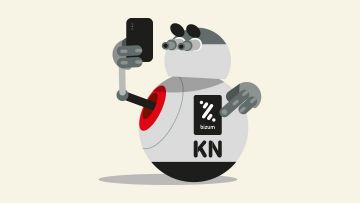 Ilustración de un robot con forma de bola, mirando un móvil y señalando el logo de Bizum
