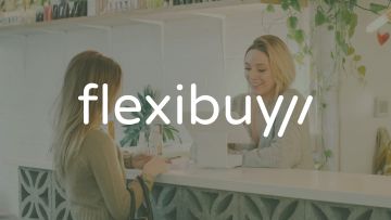 Mujeres conversando en un mostrador, ambas interesadas en el tema de la charla.