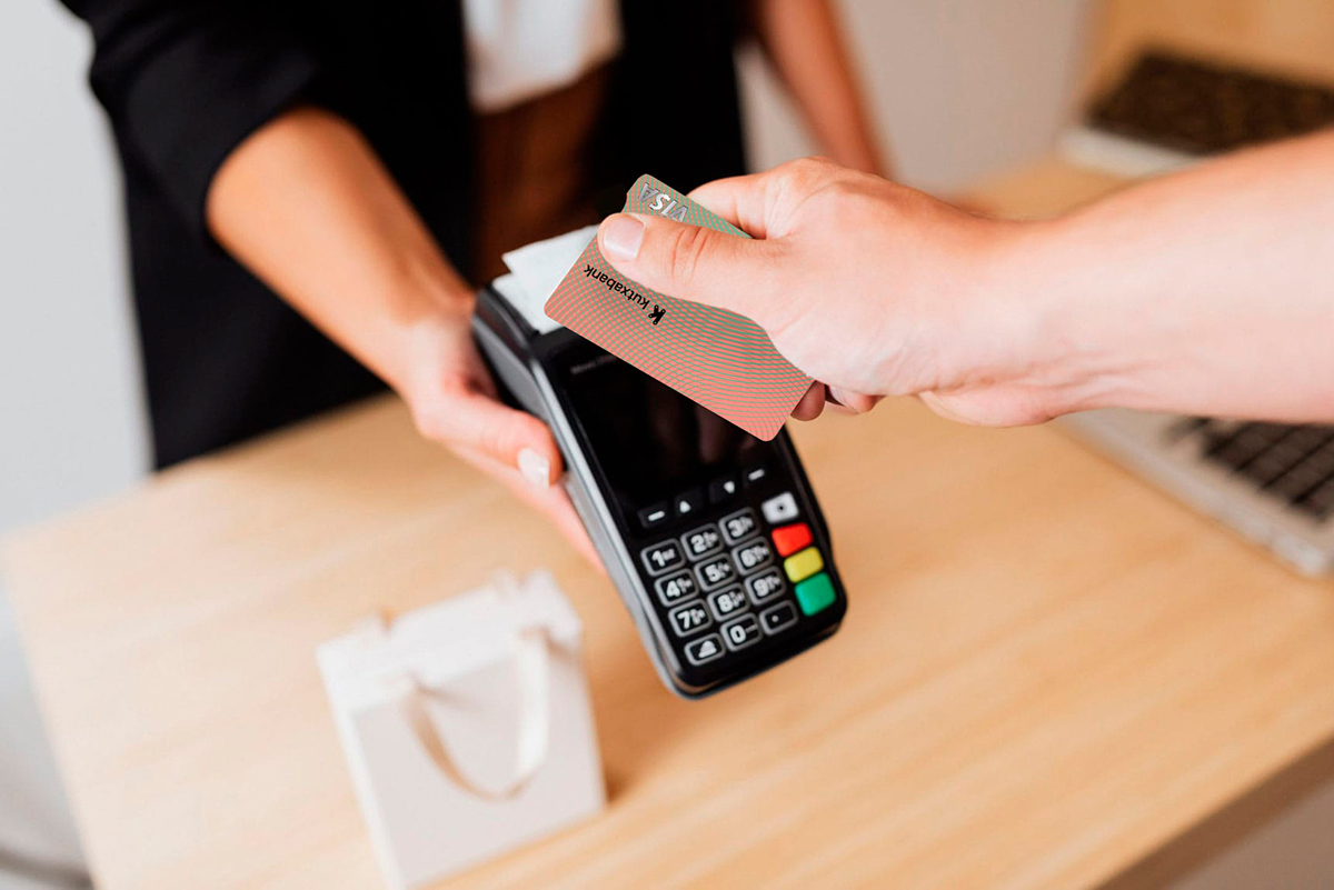 Pagando con tarjeta en un datáfono