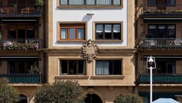 Ventanas de un edificio color blanco y arena