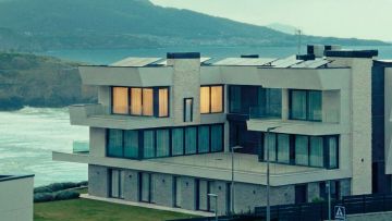 Vivienda con el mar y la montaña de fondo