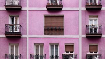 Ventanas de una vivienda color rosa