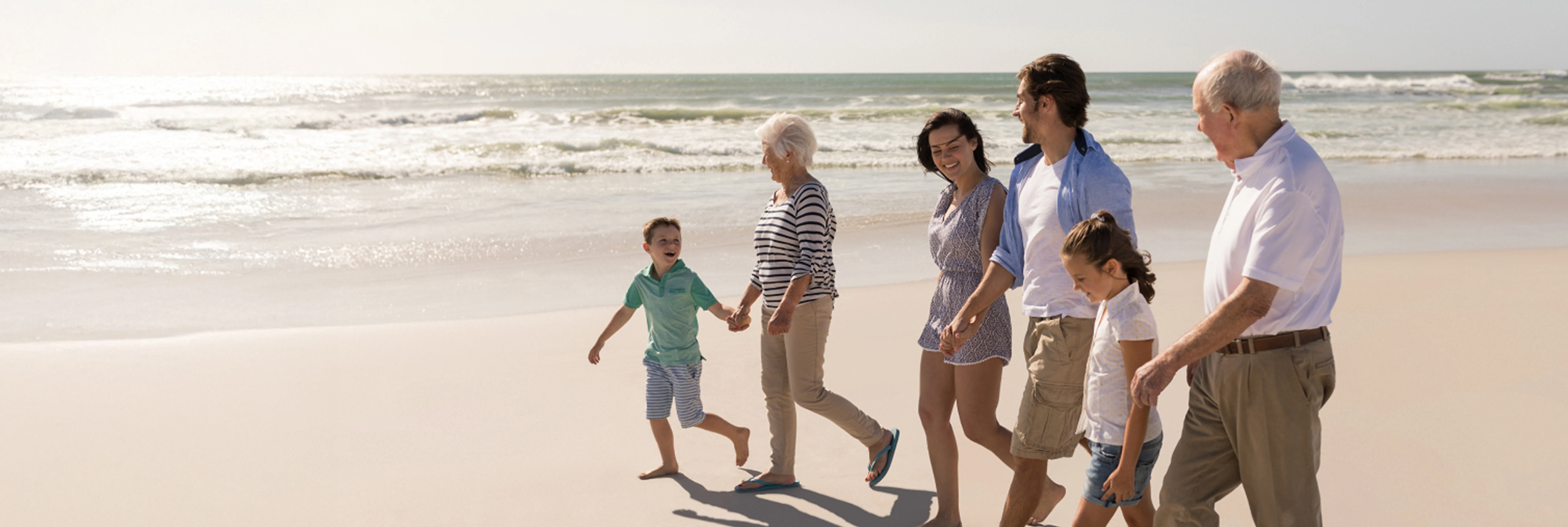 Familia hondartzan ibiltzen