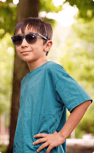 Niño con gafas de sol