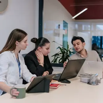 Estudiantes trabajando en equipo