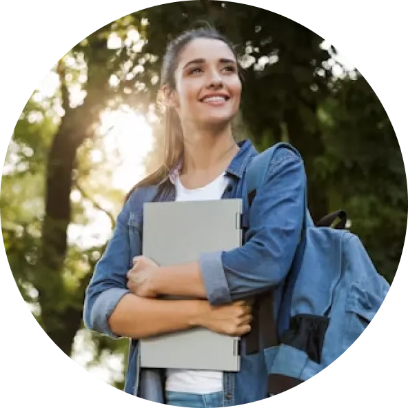 Estudiante universitaria con sus apuntes